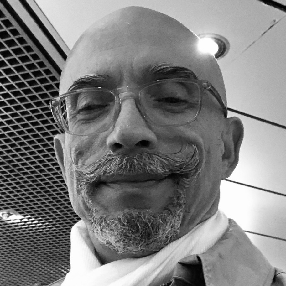 A través de la pintura y la escritura, Ricardo Morin examina la interacción entre el pensamiento, la memoria y la estructura de la percepción.
